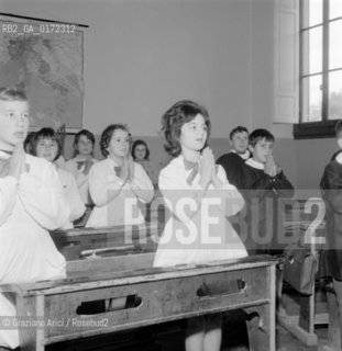 THE SINGER ANGELINA AT SCHOOL - FLORENCE - 195? © ARCHIVIO Graziano Arici/Rosebud2  / MUSICA / POP ROCK / CANTANTE