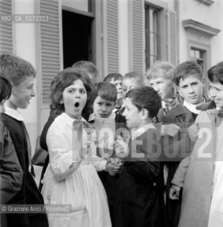 THE SINGER ANGELINA AT SCHOOL - FLORENCE - 195? © ARCHIVIO Graziano Arici/Rosebud2  / MUSICA / POP ROCK / CANTANTE
