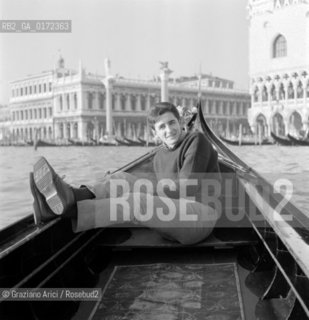 THE  SINGER AND COMPONIST PINO DONAGGIO IN GONDOLA - VENICE - 1960 © ARCHIVIO Graziano Arici/Rosebud2  / MUSICA LEGGERA / POP ROCK / COMPOSITORE / GONDOLA