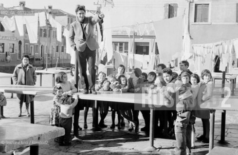 THE  SINGER AND COMPONIST PINO DONAGGIO - BURANO - 1960 © ARCHIVIO Graziano Arici/Rosebud2  / MUSICA LEGGERA / POP ROCK / COMPOSITORE