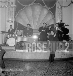 THE  SINGER AND COMPONIST PINO DONAGGIO SINGING IN A NIGHT CLUB - 1960 © ARCHIVIO Graziano Arici/Rosebud2  / MUSICA LEGGERA / POP ROCK / COMPOSITORE