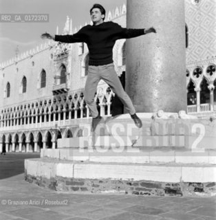 THE  SINGER AND COMPONIST PINO DONAGGIO - VENICE - 1960 © ARCHIVIO Graziano Arici/Rosebud2  / MUSICA LEGGERA / POP ROCK / COMPOSITORE