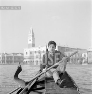 THE  SINGER AND COMPONIST PINO DONAGGIO IN GONDOLA - VENICE - 1960 © ARCHIVIO Graziano Arici/Rosebud2  / MUSICA LEGGERA / POP ROCK / COMPOSITORE / GONDOLA