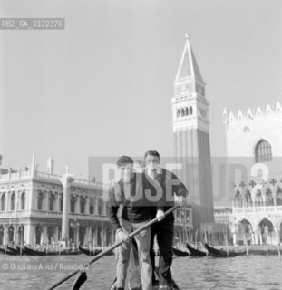 THE  SINGER AND COMPONIST PINO DONAGGIO IN GONDOLA - VENICE - 1960 © ARCHIVIO Graziano Arici/Rosebud2  / MUSICA LEGGERA / POP ROCK / COMPOSITORE / GONDOLA