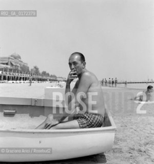 THE CONDUCTOR PERCY FAITH ON THE VENICE LIDO BEACH - 195? © ARCHIVIO Graziano Arici/Rosebud2  / MUSICA / DIRETTORE DI ORCHESTRA / SPIAGGIA