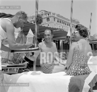 THE CONDUCTOR PERCY FAITH ON THE VENICE LIDO BEACH - 195? © ARCHIVIO Graziano Arici/Rosebud2  / MUSICA / DIRETTORE DI ORCHESTRA / SPIAGGIA