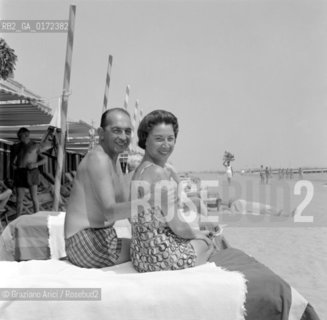 THE CONDUCTOR PERCY FAITH ON THE VENICE LIDO BEACH - 195? © ARCHIVIO Graziano Arici/Rosebud2  / MUSICA / DIRETTORE DI ORCHESTRA / SPIAGGIA
