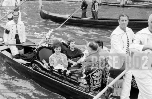 THE SINGER CONNIE FRANCIS IN GONDOLA - VENEZIA - 1961 © ARCHIVIO Graziano Arici/Rosebud2  / MUSICA / POP ROCK / CANTANTE / GONDOLA