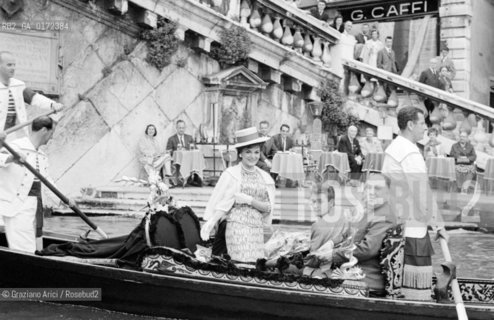 THE SINGER CONNIE FRANCIS IN GONDOLA - VENEZIA - 1961 © ARCHIVIO Graziano Arici/Rosebud2  / MUSICA / POP ROCK / CANTANTE / GONDOLA