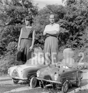 THE PRINCESS MARIA PIA DI SAVOIA WITH SONS DIMITRI MICHELE AND SERGIO AT HOME IN THE VILLA IN PRATOLINO - 1961 - © ARCHIVIO Graziano Arici/Rosebud2  / NOBILI / PRINCIPESSA