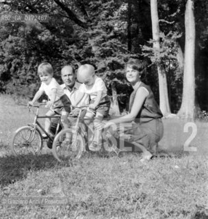 THE PRINCESS MARIA PIA DI SAVOIA WITH SONS DIMITRI MICHELE AND SERGIO AT HOME IN THE VILLA IN PRATOLINO - 1961 - © ARCHIVIO Graziano Arici/Rosebud2  / NOBILI / PRINCIPESSA