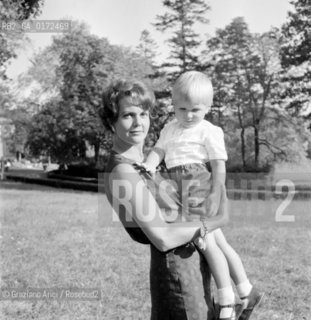 THE PRINCESS MARIA PIA DI SAVOIA WITH SON AT HOME IN THE VILLA IN PRATOLINO - 1961 - © ARCHIVIO Graziano Arici/Rosebud2  / NOBILI / PRINCIPESSA