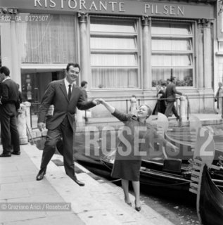 THE OPERA SINGER RENATA SCOTTO WITH HER HUSBAND THE VIOLINIST LORENZO ANSELMI IN VENICE - 1962  © ARCHIVIO Graziano Arici/Rosebud2  / MUSICA / MUSICA LIRICA / CANTANTE / VIOLINISTA