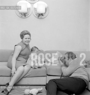 THE OPERA SINGER RENATA SCOTTO WITH HER HUSBAND THE VIOLINIST LORENZO ANSELMI AND THEIR DAUGHTER AT HOME IN FLORENCE - 196?  © ARCHIVIO Graziano Arici/Rosebud2  / MUSICA / MUSICA LIRICA / CANTANTE / VIOLINISTA