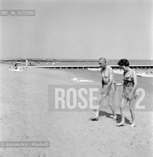 EDWARD, THE DUKE OF WINDSOR IN VENICE LIDO BEACH WITH HIS WIFE WALLIS SIMPSON - 1961 © ARCHIVIO Graziano Arici/Rosebud2  / NOBILI / DUCA / SPIAGGIA