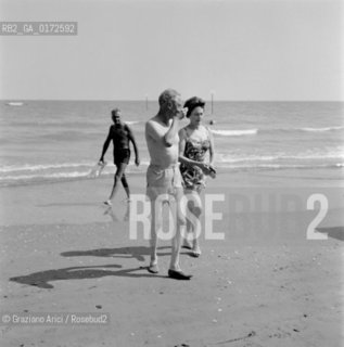 EDWARD, THE DUKE OF WINDSOR IN VENICE LIDO BEACH WITH HIS WIFE WALLIS SIMPSON - 1961 © ARCHIVIO Graziano Arici/Rosebud2  / NOBILI / DUCA / SPIAGGIA