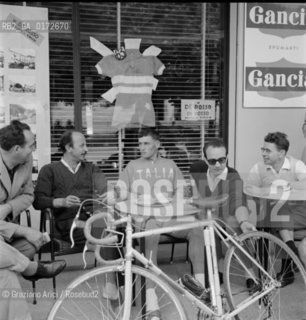 THE CYCLIST GUIDO DE ROSSO IN FARRA DI SOLIGO - 1961 - © ARCHIVIO Graziano Arici/Rosebud2  / SPORT / CICLISTA / BICICLETTA