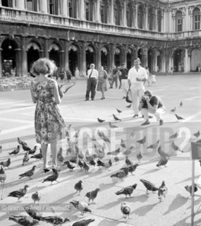 THE PRINCESS PAOLA DI LIEGI WITH HER HUSBAND THE PRINCE ALBERTO DI LIEGI - VENICE - 1962 - © ARCHIVIO Graziano Arici/Rosebud2  / NOBILI / PRINCIPI