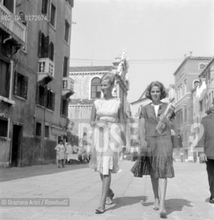 THE PRINCESS PAOLA DI LIEGI WITH THE COUNTESS ARABELLA LACLOCHE - VENICE - 196? - © ARCHIVIO Graziano Arici/Rosebud2  / NOBILI / PRINCIPI / CONTI