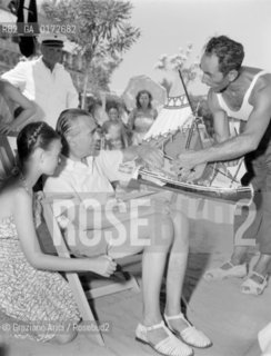 THE AMBASSADOR DUNN IN THE VENICE LIDO BEACH - 1950 © ARCHIVIO Graziano Arici/Rosebud2  / AMBASCIATORE / POLITICA