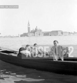THE COUNT AND COUNTESS HAREWOOD DURING THEIR HONEYMOON IN VENICE - 1949  © ARCHIVIO Graziano Arici/Rosebud2  / NOBILTA / CONTE / GONDOLA