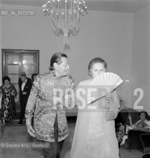 THE COREOGRAPHER AND DANCER SERGE LIFAR WITH THE COUNTESS VOLPI AT INTERNATIONAL FILM FESTIVAL IN VENICE - 1972 © ARCHIVIO Graziano Arici/Rosebud2  / COREOGRAFO / DANZA / BALLETTO / BALLERINO / NOBILTA / CONTE / MOSTRA DEL CINEMA