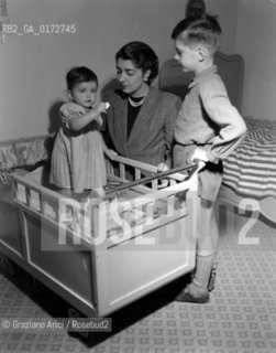 THE PRINCESS MARIA DI SAVOIA WITH HER SONS AT HOME IN THE VILLA IN PRATOLINO - 1948 - © ARCHIVIO Graziano Arici/Rosebud2  / NOBILI / PRINCIPE / NOBILTA