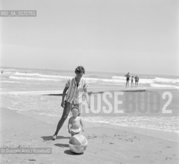 THE COUNTESS TAMARA MARZOTTO WITH HER DAUGHTER CHRISTIANA AT VENICE LIDO BEACH - 1961 © ARCHIVIO Graziano Arici/Rosebud2  / NOBILTA / CONTESSA / SPIAGGIA