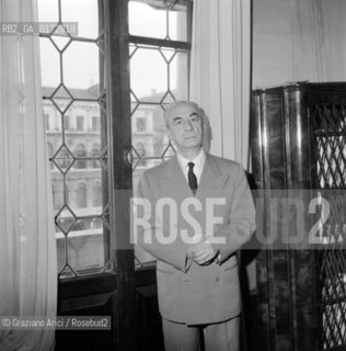 THE PRESIDENT OF BIENNALE  ENZO SICILIANO IN HIS STUDIUM - VENICE - 196? © ARCHIVIO Graziano Arici/Rosebud2  / PRESIDENTE / BIENNALE