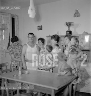 THE GONDOLIER STRIGHETA WITH HIS FAMILY IN VENICE - 1958 - © ARCHIVIO Graziano Arici/Rosebud2  / VARIE / GONDOLIERE