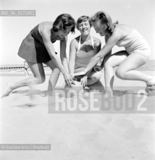 THE COUNTESS MARIA PIA BAROZZI WITH THE COUNTESS AVOGARA AVOGADRO AND ROBERTA COLLOREDO IN VENICE LIDO BEACH - 1962 ©Graziano Arici/Rosebud2 / NOBILI/ CONTI