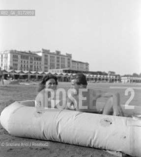 THE ACTRESS LUISELLA BEGHI WITH THE ACTOR MASSIMO SERATO ON THE VENICE LIDO BEACH - 1947  © ARCHIVIO Graziano Arici/Rosebud2  / ATTRICE / CINEMA / SPIAGGIA
