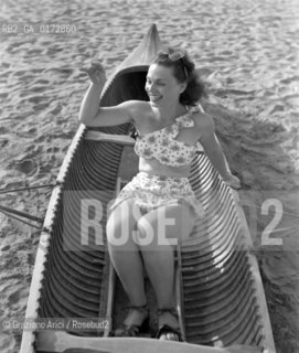 THE ACTRESS LUISELLA BEGHI ON THE  VENICE LIDO BEACH - 1947  © ARCHIVIO Graziano Arici/Rosebud2  / ATTRICE / CINEMA / SPIAGGIA