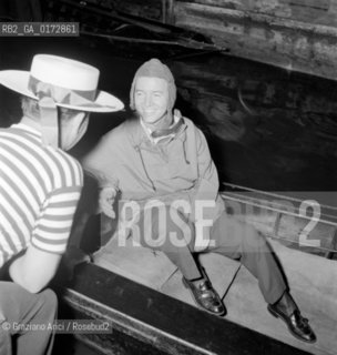 THE COUNT EARL BLACKWELL IN GONDOLA - VENICE - 1954 © ARCHIVIO Graziano Arici/Rosebud2  / NOBILI / CONTI / GONDOLA