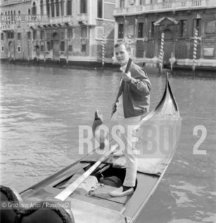 THE POP SINGER PAT BOONE IN GONDOLA - VENICE - 1960 © ARCHIVIO Graziano Arici/Rosebud2  / MUSICA / POP ROCK / CANTANTE / GONDOLA