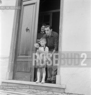 THE CHAMPION CYCLIST FAUSTO COPPI AT HOME WITH HIS PARTNER GIULIA OCCHINI AND THEIR SON ANGELO FAUSTO - NOVI LIGURE - 1960 © ARCHIVIO Graziano Arici/Rosebud2  / SPORT / BICICLETTA / CICLISMO / FIGLIO