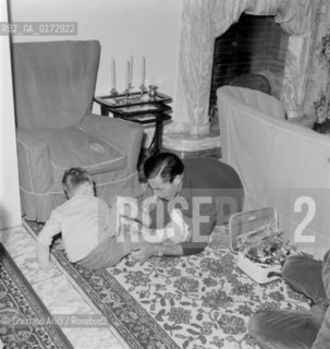 THE CHAMPION CYCLIST FAUSTO COPPI AT HOME WITH HIS SON ANGELO FAUSTO - NOVI LIGURE - 1960 © ARCHIVIO Graziano Arici/Rosebud2  / SPORT / BICICLETTA / CICLISMO / FIGLIO