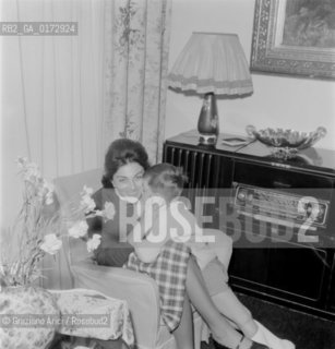GIULIA OCCHINI, THE PARTNER OF THE CYCLIST CHAMPION FAUSTO COPPI AND THEIR SON ANGELO FAUSTO - NOVI LIGURE - 1960 © ARCHIVIO Graziano Arici/Rosebud2  / SPORT / BICICLETTA / CICLISMO / FIGLIO