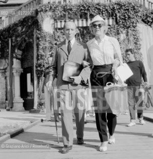 THE MARQUIS CUEVAS WITH MISS W.L BREAD - VENICE - 1955 - @ ARCHIVIO Graziano Arici/Rosebud2 / NOBILE / MARCHESE