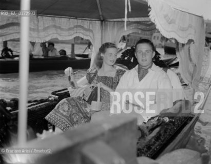 MISS ANNE F.M BEDE ELIFFORD DAUGHTER OF GOVERNOR OF ISLAND BAKAMA AND MR JOHN DUFF COOPER SON OF DUFF AND DIANA COOPER IN GONDOLA- © ARCHIVIO Graziano Arici/Rosebud2  / VARIE / GONDOLA