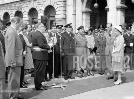 THE QUEEN ELISABETH II WITH HIS HUSBAND THE DUKE PILIPH OF EDIMBURG IN VENICE AND THE MAYOR OF VENICE FAVARETTO FISCA - 1961 - © ARCHIVIO Graziano Arici/Rosebud2  / NOBILI / REGINA/ DUCHI