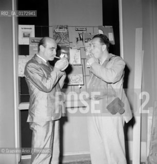 THE PAINTER AND SCULPTOR LUCIO FONTANA WITH THE PAINTER RENATO GUTTUSO - VENICE - 1954 © ARCHIVIO Graziano Arici/Rosebud2  / ARTE / PITTORE / SCULTORE