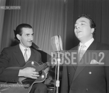 THE POP SINGER GINO LATILLA WITH GINELLI - VENICE - 1955 © ARCHIVIO Graziano Arici/Rosebud2  / CANTANTE/ MUSICA/ POP ROCK