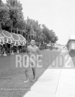 THE PIANIST VALENTINO LIBERACE IN VENICE LIDO BEACH - 1959 - © ARCHIVIO Graziano Arici/Rosebud2  / MUSICA / PIANISTA / SPIAGGIA