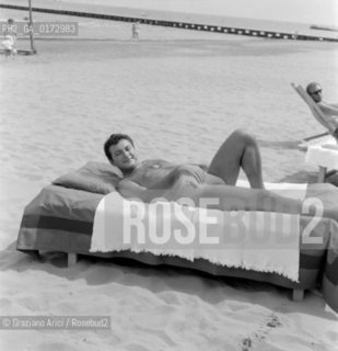 THE PIANIST VALENTINO LIBERACE IN VENICE LIDO BEACH - 1959 - © ARCHIVIO Graziano Arici/Rosebud2  / MUSICA / PIANISTA / SPIAGGIA