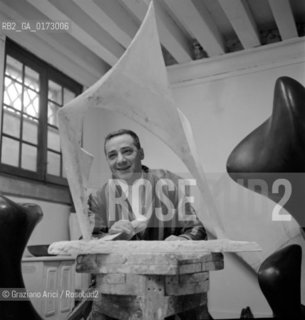 THE SCULPTOR FRANCESCO MESSINA IN HIS STUDIUM - 196? - © ARCHIVIO Graziano Arici/Rosebud2  / ARTE / SCULTORE