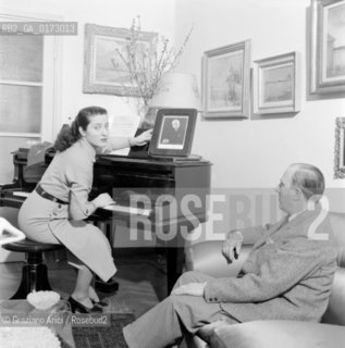 THE OPERA SINGER CLARA PETRELLA IN HER HOME IN MILAN - 1955 © ARCHIVIO Graziano Arici/Rosebud2  / MUSICA/ CANTANTE LIRICO
