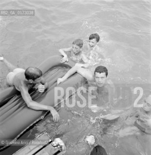 THE TENNIS PLAYER NICOLA PIETRANGELI AT VENICE LIDO BEACH - 1961 © ARCHIVIO Graziano Arici/Rosebud2  / TENNISTA / SPORT