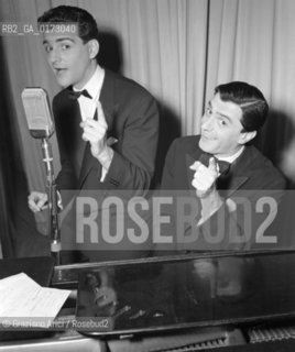 THE POP SINGER TEDDY RENO WITH LELIO LUTTAZZI  - VENICE - 1954 ©Graziano Arici/Rosebud2 / MUSICA / POP ROCK / CANTANTE