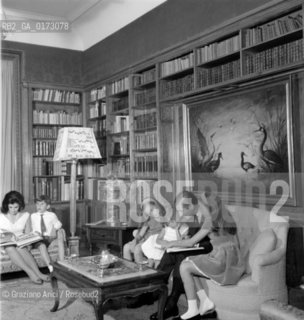 THE MARQUIS VALLEVERDE WITH HIS FAMILY IN MADRID - 196? © ARCHIVIO Graziano Arici/Rosebud2  / NOBILTA / MARCHESE